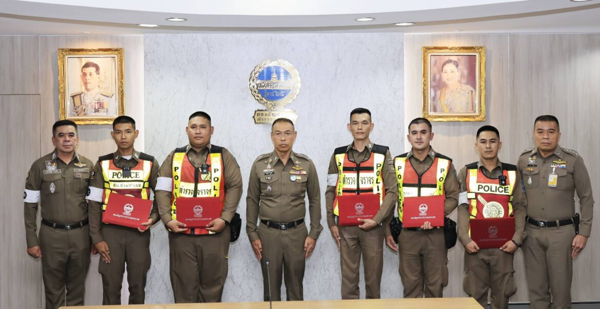 พล.ต.ท.สยาม บุญสม ผบช.น.เรียก ผกก.สน.ทุ่งมหาเมฆ และ จร.ทุ่งมหาเมฆ 5 นาย เคสช่วยเหลือเร่งด่วน “นาทีชีวิต” รับใบประกาศเกียรติคุณ และมอบรางวัล