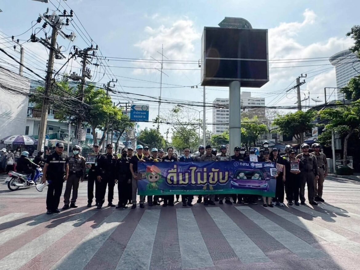 จราจร สน.สำเหร่ ขานรับนโยบาย ” ขับขี่ปลอดภัย ลดความเร็ว ดื่มไม่ขับ ง่วงไม่ขับ ชีวิตไม่เสี่ยง” กวดขันวินัยจราจร 10 ข้อหาหลัก ในห้วงเทศกาลวันสงกรานต์ ปี 2569
