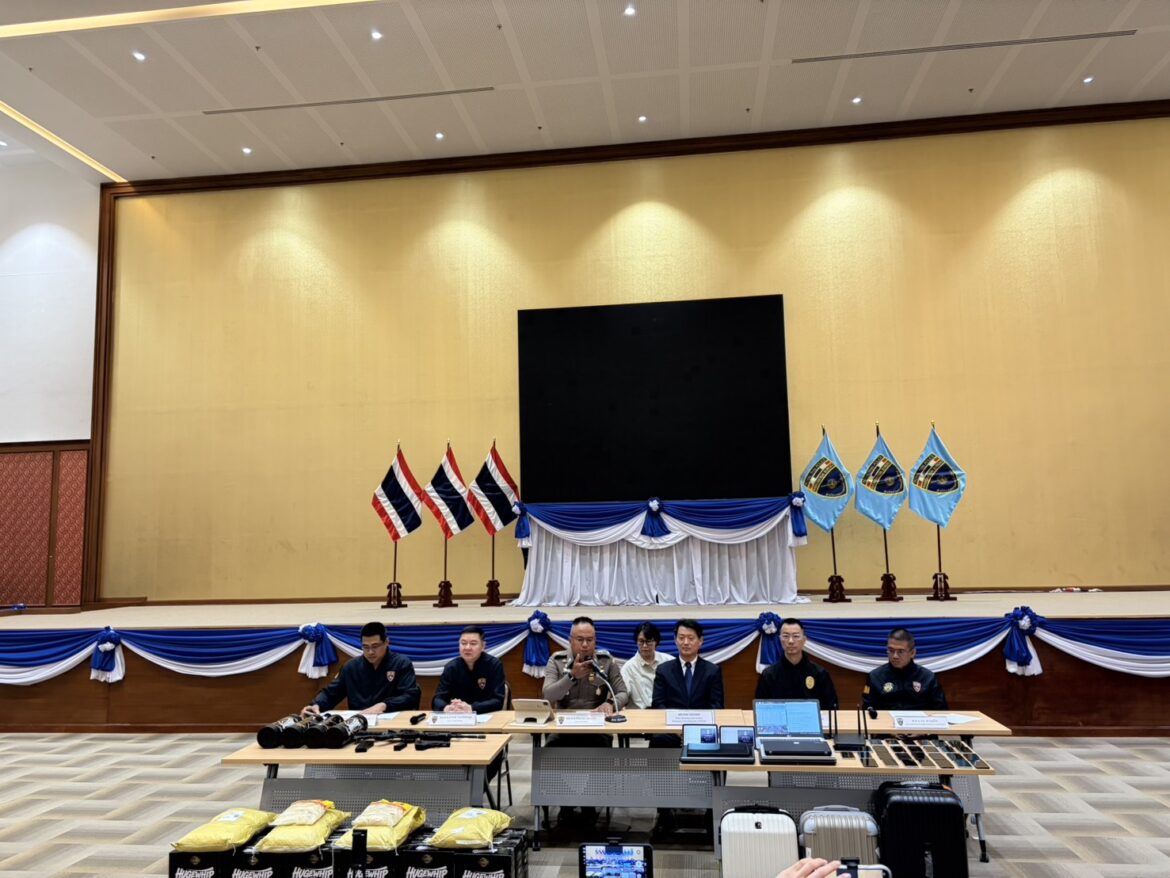 พล.ต.ต.พันธนะ นุชนารถ รอง ผบช.สตม.พร้อมคณะฯ ร่วมกับผู้แทนของเกาหลีใต้ แถลงผลการจับกุมผู้ ต้องหาจีนหนีคดี ขายแก๊สหัวเราะซุกไทย และ รวบ 9 เกาหลีใต้ ทลายรัง Call Center พัทยา