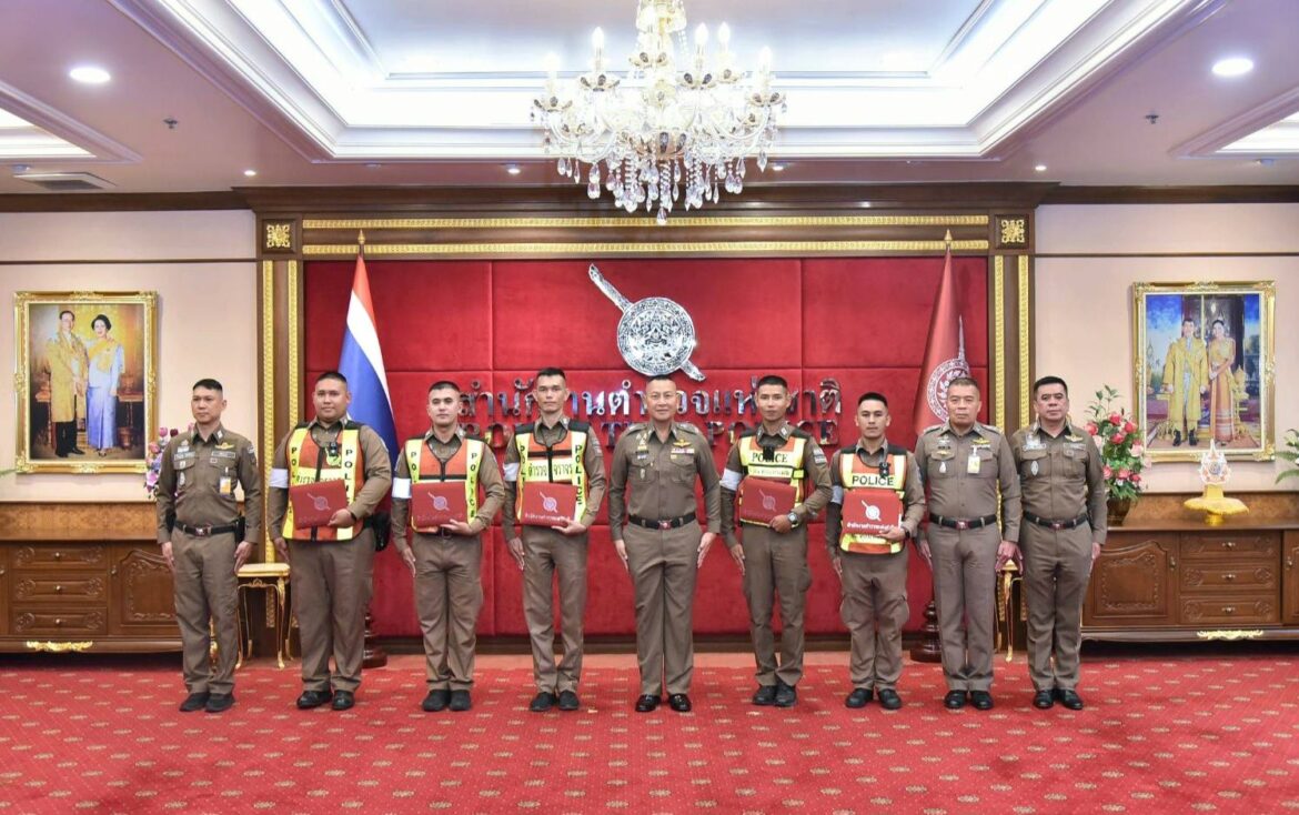 ” บิ๊กต่าย ” ชื่นชม 5 ตร.จร.ทุ่งมหาเมฆ เรียกเข้ารับใบประกาศเกียรติคุณ “ทำดี มีรางวัล” ให้กับตำรวจจราจร สน.ทุ่งมหาเมฆ กรณีช่วยเหลือหญิงแน่นหน้าอก ขับรถ – นำส่ง รพ.อย่างปลอดภัย