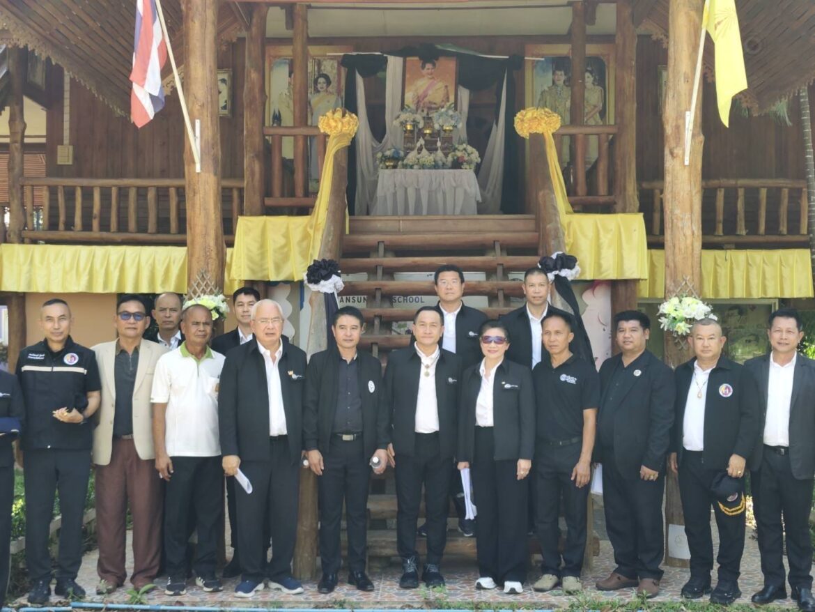พลโท ธนาธิป สว่างแสง ผอ.สมท.กอ.รมน.และคณะกรรมการมูลนิธิ ทสปช.เข้าพื้นที่ตรวจเยี่ยมโครงการปรับปรุงและรักษาสิ่งแวดล้อมโรงเรียนพื้นที่ห่างไกล เพื่อยกระดับคุณภาพชีวิต และเสริมสุขอนามัยนักเรียน ที่จังหวัดสุโขทัย