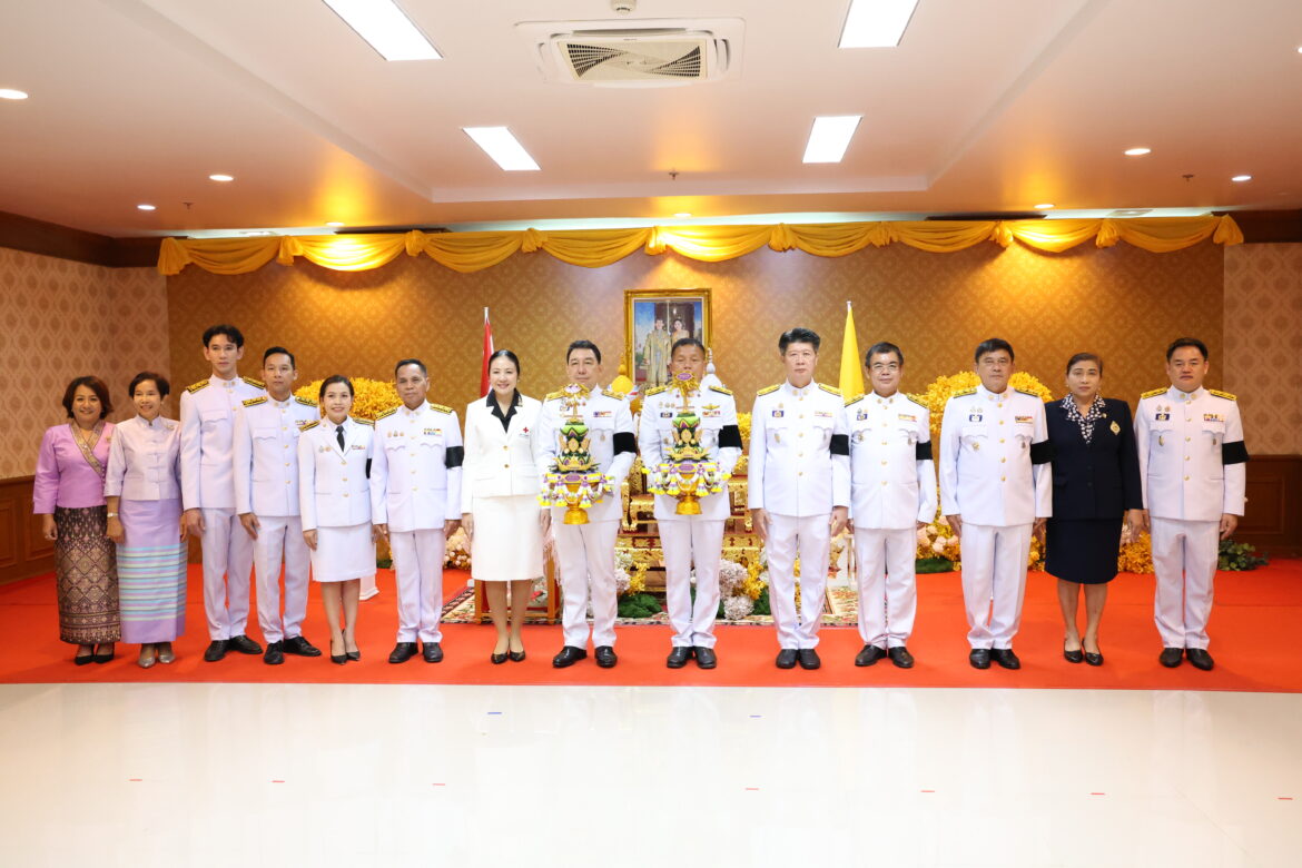 ผู้ว่าฯ เพชรบูรณ์ เข้ารับพระราชทาน พุ่มดอกบัวประดิษฐ์ เบื้องหน้าพระบรมฉายาลักษณ์พระบาทสมเด็จพระเจ้าอยู่หัว เตรียมนำถวายสักการะพระศรีมหาโพธิทศมราชบพิตร เนื่องในวันวิสาขบูชา ประจำปี 2569