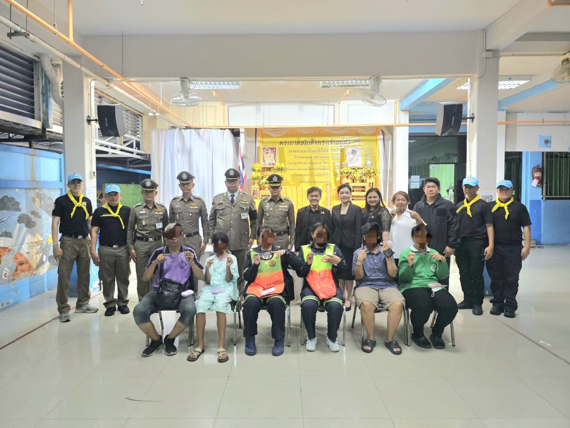 พล.ต.ต.ชัยกฤต โพธิ์อ๊ะ บก.น.6 พร้อมคณะ อนุ กต.ตร.บก.น.6 เดินทางเข้าประชุมฯ และมอบแว่นสายตาให้แก่ผู้ประสบอัคคีภัยชุมชนริมคลองนางหงษ์
