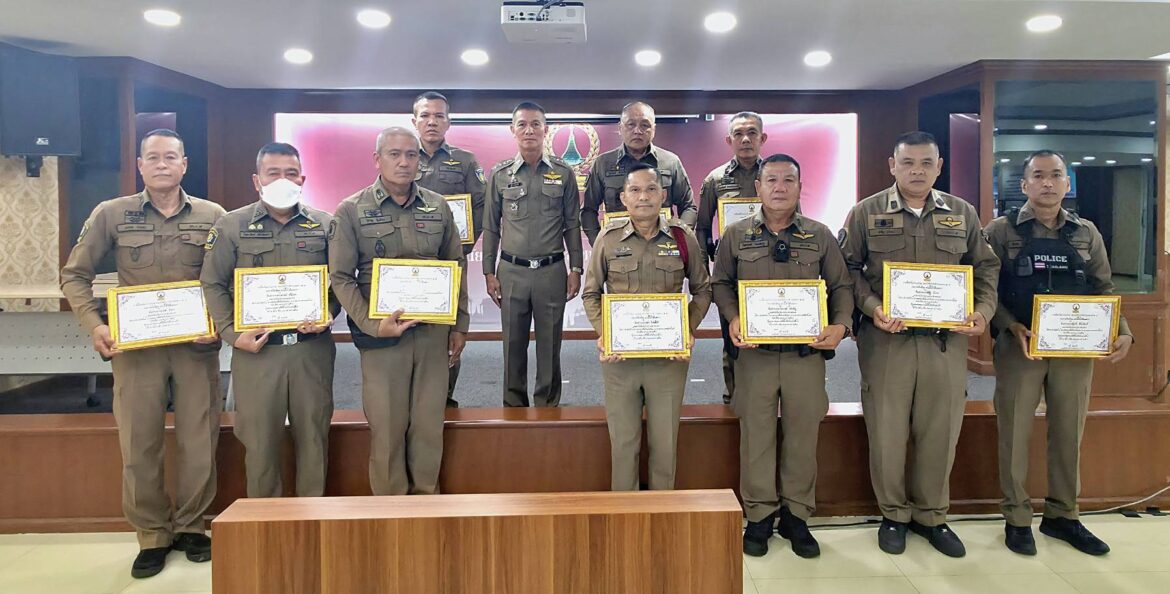 พ.ต.อ.สุธี พรมมาลี รอง ผบก.น.9 ออกปฏิบัติหน้าที่ตรวจราชการ พร้อมมอบกำลังใจให้ข้าราชการตำรวจที่ตั้งจุดตรวจเพื่อป้องกันอาชญากรรม