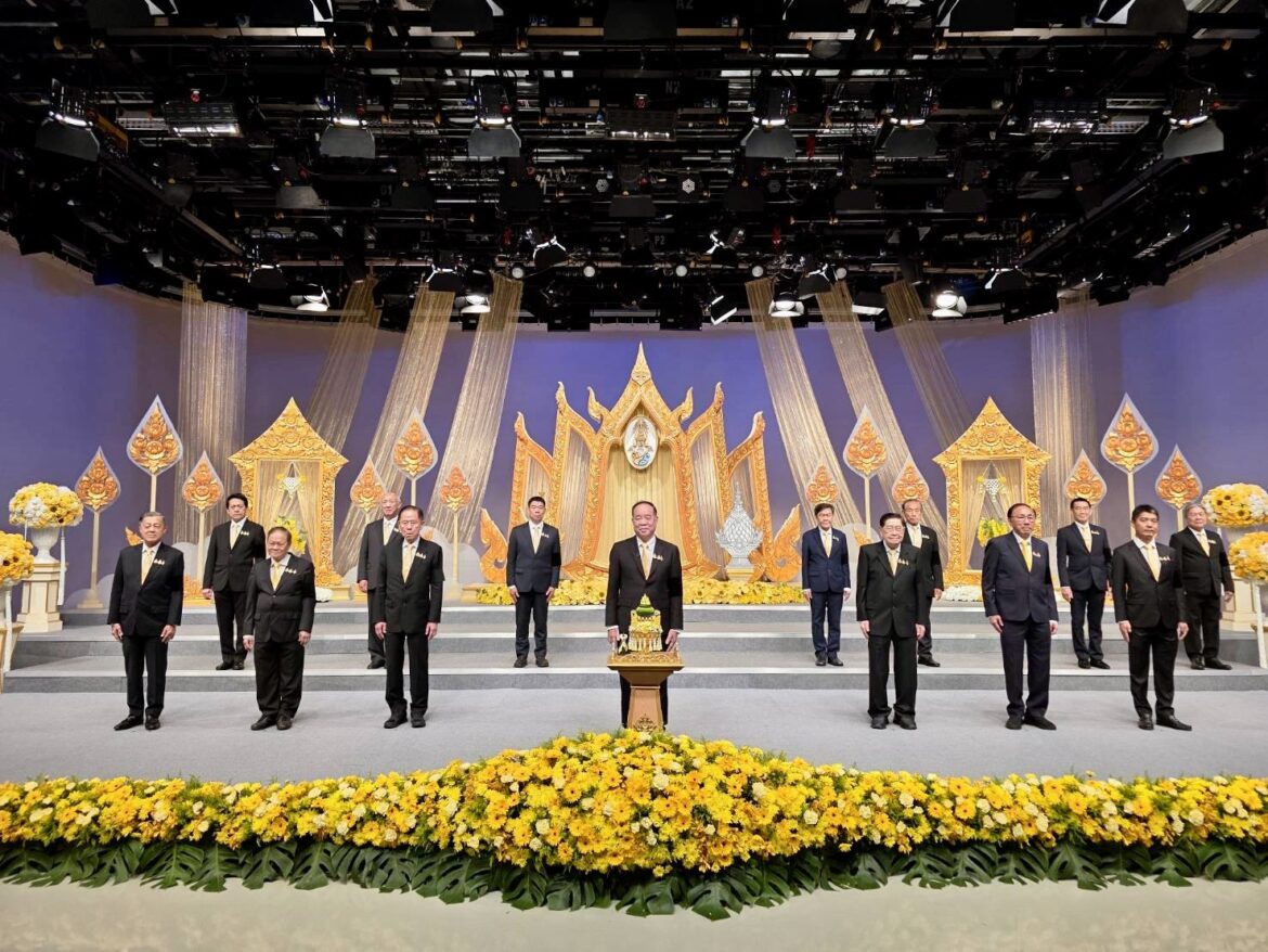 สมาคมวิเทศพาณิชย์ไทย-จีน พร้อมคณะกรรมการ เดินทางบันทึกเทปถวายพระพรพระเจ้าอยู่หัว ร. 10