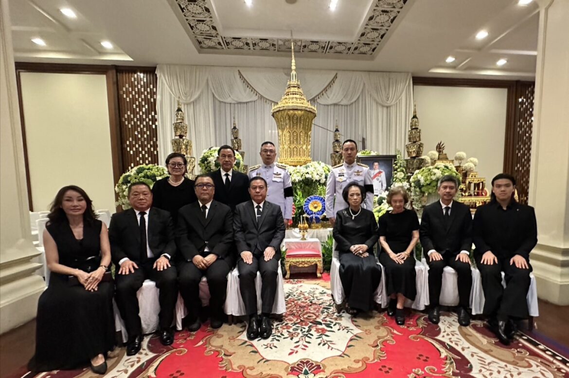 พล.ต.อ.อัคราเดช พิมลศรี ที่ปรึกษา ตร.เดินทางมาร่วมพิธีรดน้ำศพ และฟังสวดพระอภิธรรมศพ พล.ต.ท.ชัจจ์ กุลดิลก อดีตผู้บัญชาการตำรวจสอบสวนกลาง