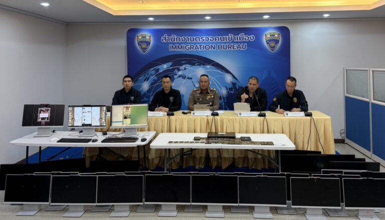 พล.ต.ต.พันธนะ นุชนารถ รอง ผบช.สตม.แถลงผลจับกุมหนุ่มฝรั่งเศส RED INTERPOL แก๊งค์รีดทรัพย์อาชญากรรมข้ามชาติ คาโรงแรมกลางภูเก็ต และรวบแก๊งสแกมเมอร์เกาหลีใต้ หลอกผู้เสียหายผ่านเว็บไซต์ค้าประเวณีมูลค่าความเสียหายมากกว่า 100 ล้านบาท