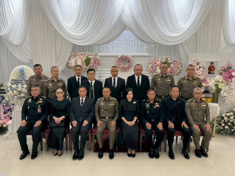 พล.ต.อ.อัคราเดช พิมลศรี ที่ปรึกษา ตร. และคุณภคมน พิมลศรี ภริยา เดินทางมาร่วมงานฌาปนกิจและฟังสวดพระอภิธรรมศพ 2 งานต่อเนื่อง