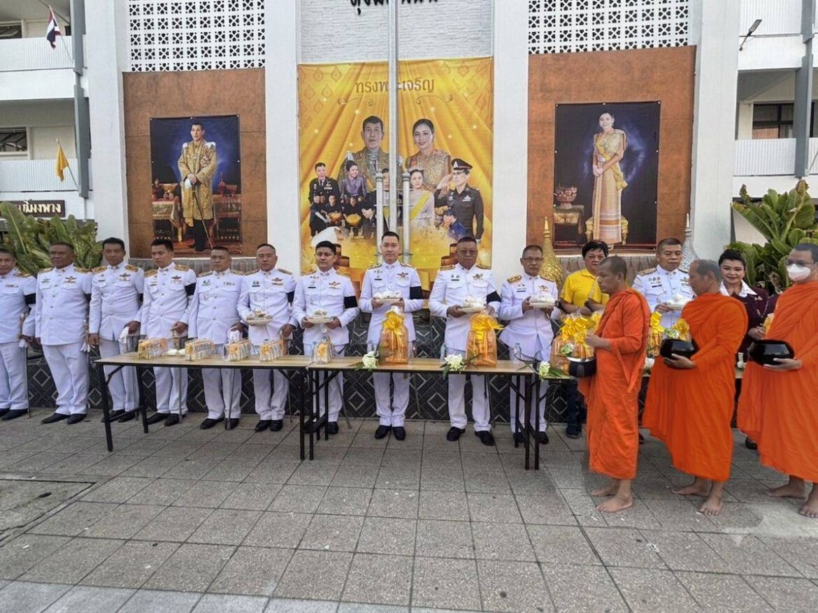 พ.ต.อ.พนม เชื้อทอง ผกก.สน.ทุ่งมหาเมฆ พร้อมด้วย แม่บ้านตำรวจ และประธาน กต.ตร.ฯ ร่วมจัดกิจกรรมเฉลิมพระเกียรติพระบาทสมเด็จพระเจ้าอยู่หัว 2569