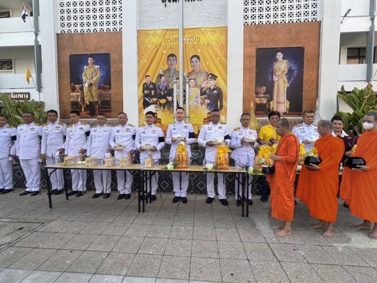 พ.ต.อ.พนม เชื้อทอง ผกก.สน.ทุ่งมหาเมฆ พร้อมด้วย แม่บ้านตำรวจ และประธาน กต.ตร.ฯ ร่วมจัดกิจกรรมเฉลิมพระเกียรติพระบาทสมเด็จพระเจ้าอยู่หัว 2569