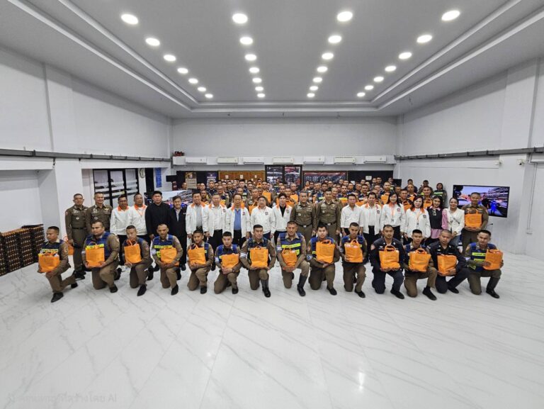 พล.ต.ต.ดำรงศักดิ์ สว่างงาม ผบก.จร.พร้อมคณะที่ปรึกษา บก.จร.เข้าตรวจเยี่ยมให้กำลังใจ พร้อมมอบสิ่งของบำรุงบำรุงขวัญแก่ข้าราชการตำรวจจราจรโครงการพระราชดำริ กก.6 บก.จร.