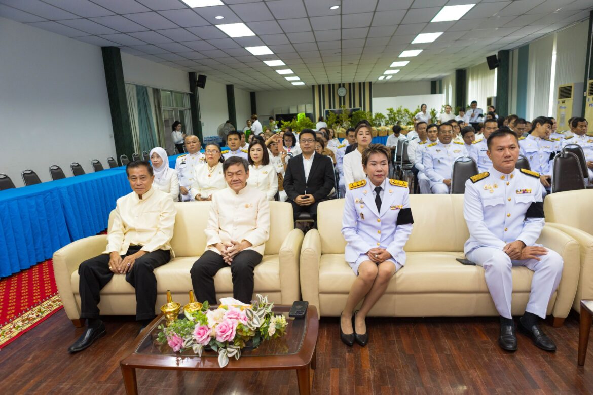 คุณพิพัฒน์ – คุณวิจิตร กนกนิตย์อนันต์ เดินทางร่วมกิจกรรมวันคล้ายวันพระราชสมภพของ สมเด็จพระนางเจ้าสิริกิติ์ พระบรมราชินีนาถ พระบรมราชชนนีพันปีหลวง