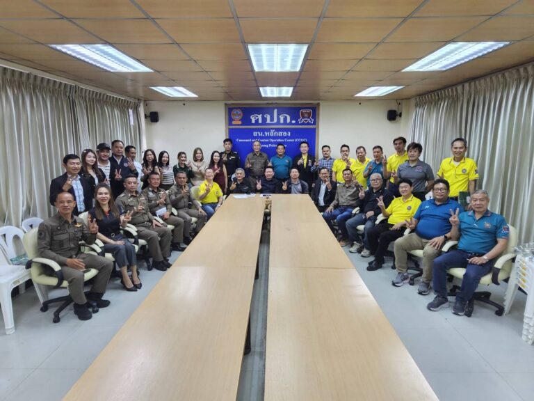 คุณสมชาย ภูวจรูญกุล ประธาน กต.ตร.สน.หลักสอง ร่วมกับ พ.ต.อ.เลิศศักดิ์ เขียมทรัพย์ ผกก.สน.หลักสอง เปิดวาระการประชุมคณะกรรมการตรวจสอบและติดตามการบริหารงานตำรวจ (กต.ตร.) สน.หลักสอง ครั้งที่ 4 / 2569