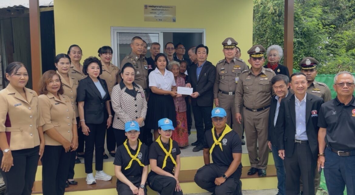 พล.ต.ท.สยาม บุญสม ผบช.น.เดินทางตรวจเยี่ยมข้าราชการตำรวจ สถานีตำรวจนครบาลหนองจอก พร้อมมอบสิ่งของให้ผู้ป่วยติดเตียงและกลุ่มเปราะบาง