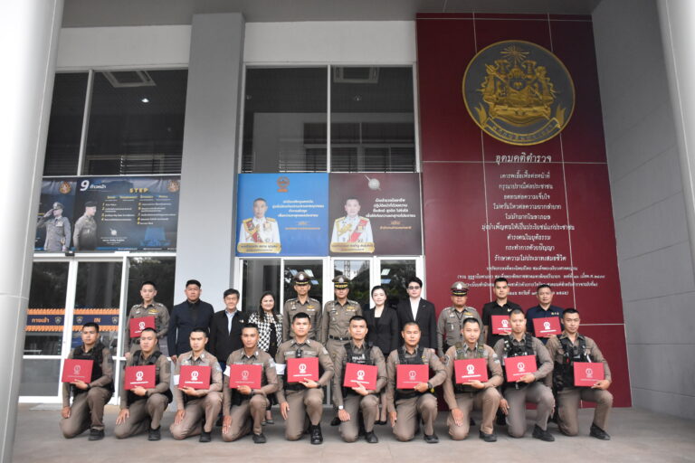 พล.ต.ต.ชัยกฤต โพธิ์อ๊ะ ผบก.น.6 พร้อมด้วย พ.ต.อ.นรินท์โชติ พงศ์พิธานนท์ รอง ผบก.น.6 เข้ามอบประกาศเกียรติคุณให้เเก่ข้าราชการตำรวจ สน.ปทุมวัน ที่ปฏิบัติหน้าที่ดีเด่น จำนวน 17 นาย