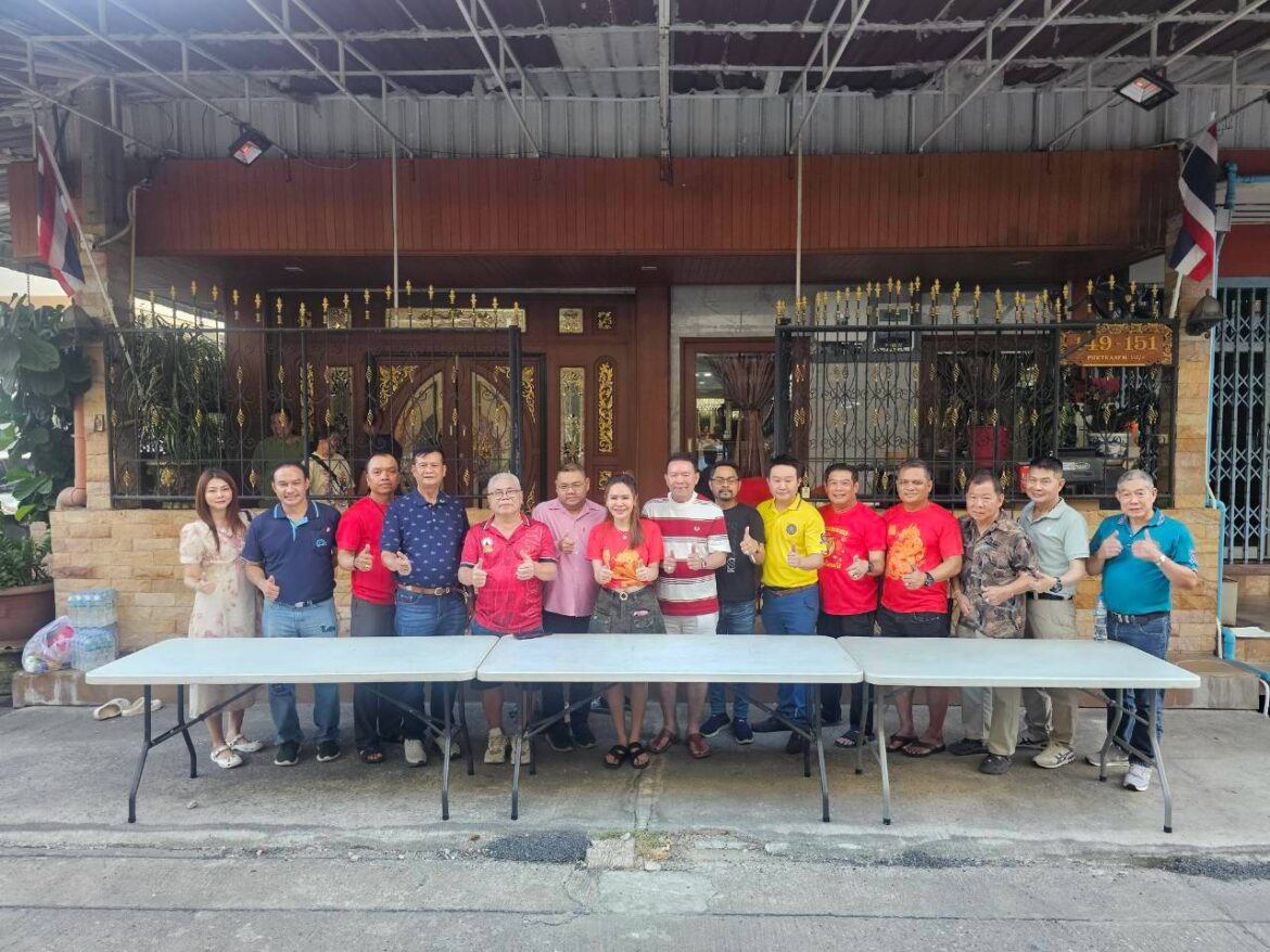คุณสมชาย ภูวจรูญกุล ประธาน กต.ตร.สน.หลักสอง ร่วมกับ นางสาวกฤตญากร กาญจนาธนภัค ที่ปรึกษา กต.ตร.สน.หลักสอง และคณะ กต.ตร.สน.หลักสอง แจกทานผู้ยากไร้ เทศกาลวันสารทจีน 2569