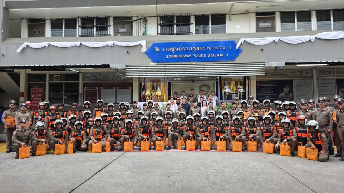 พล.ต.ต.ดำรงศักดิ์ สว่างงาม ผบก.จร.พร้อมคณะที่ปรึกษาฯ เดินทางเข้าประชุมมอบนโยบาย พร้อมเลี้ยงอาหารเพื่อบำรุงขวัญ สร้างกำลังใจ