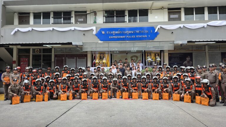 พล.ต.ต.ดำรงศักดิ์ สว่างงาม ผบก.จร.พร้อมคณะที่ปรึกษาฯ เดินทางเข้าประชุมมอบนโยบาย พร้อมเลี้ยงอาหารเพื่อบำรุงขวัญ สร้างกำลังใจ