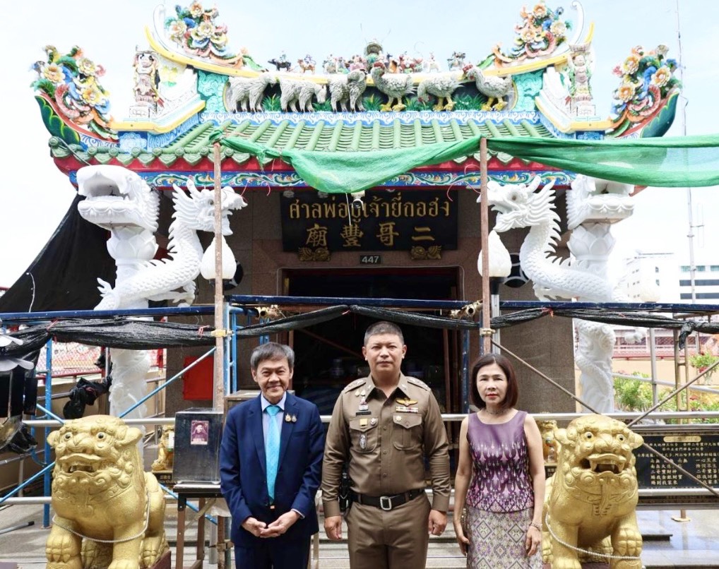 คุณพิพัฒน์ – คุณวิจิตร กนกนิตย์อนันต์ เดินทางกราบสักการะหลวงปู่ยี่กอฮง พร้อมบริจาคเงินทำบุญในการร่วมบูรณะศาลฯ