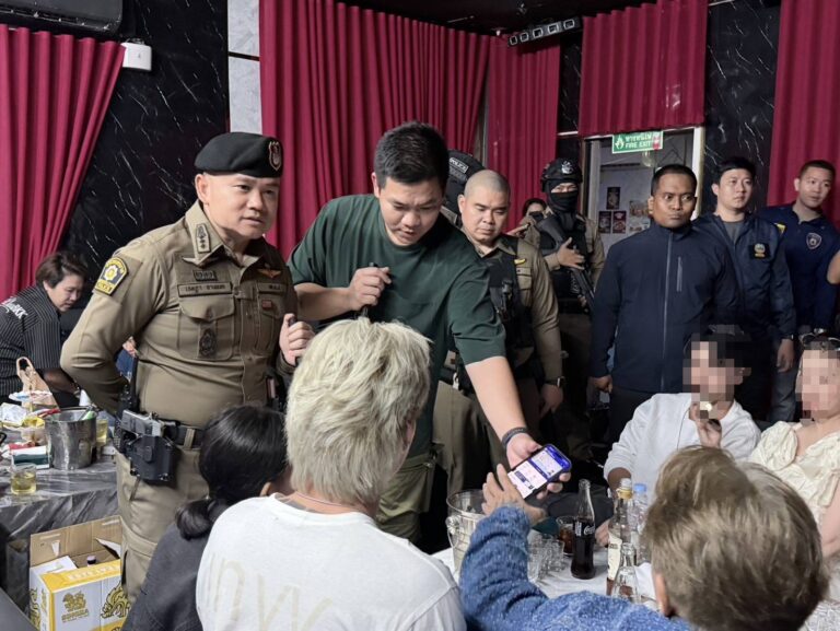 สน.วังทองหลาง ลุยตรวจต่อเนื่องเน้นห้ามมียาเสพติด อาวุธปืน เด็กต่ำกว่า 20 ปี ค้ามนุษย์ในสถานบริการอาบอบนวด ย่านถนนพระราม 9 – ซอยมหาดไทย – ทาวน์อินทาวน์ พร้อมประชาสัมพันธ์สถานบริการปฏิบัติตามกฎหมายกำหนด และสร้างความปลอดภัยให้กับประชาชนที่มาเที่ยวในพื้นที่อย่างต่อเนื่อง