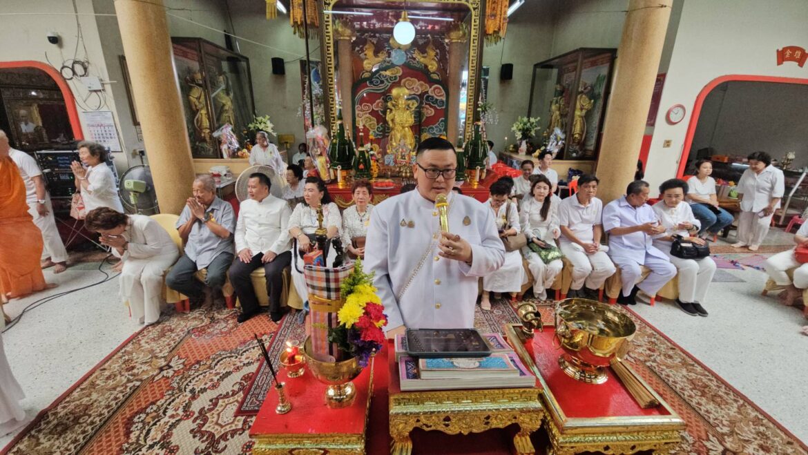 บ.สาธุออโต้ซีสท์ จก.ร่วมกับ สโมสรไลออนส์บรรทัดทองและช่องนนทรี พร้อมด้วย สโมสรไลออนส์วังใหม่ นำโดย ผู้ว่า ดร.พรทิพย์ วัฒนผลมงคล, ไลออน อรุณ เขมปัญญานุรักษ์ ร่วมงานบุญ โรงเจเอี่ยงเม้งเก็ง ฉลองครบรอบ 33 ปี
