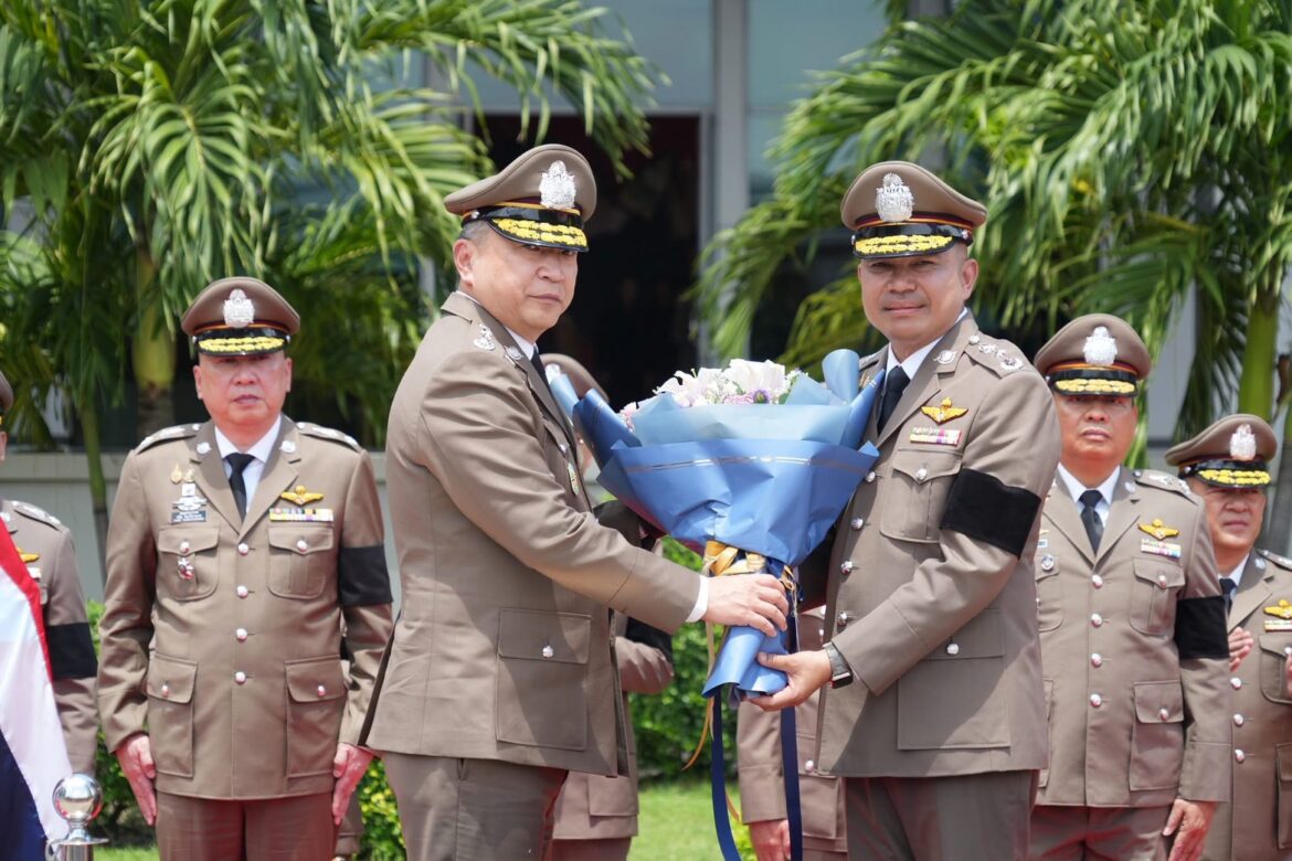 บิ๊กนพฯ รับไม้ต่อบิ๊กปู เข้ารับธงประจำหน่วย คุมบังเหียน สตม.มือปราบชั้นเทพมาแล้ว ต่างด้าวหนาวแน่