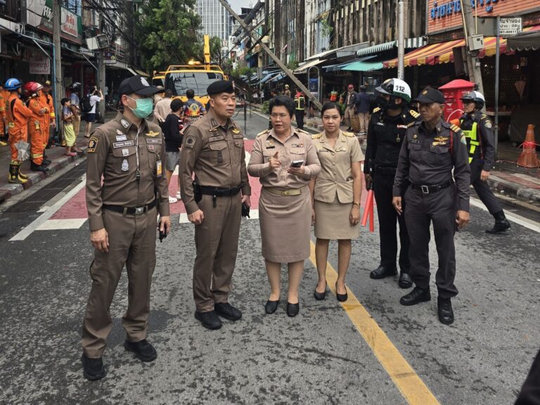 พ.ต.อ.พนม เชื้อทอง ผกก.สน.ทุ่งมหาเมฆ สั่งการเร่งด่วนระดมกำลังควบคุมสถานการณ์ ลมฝนกรรโชกแรงทำให้ต้นไม้โค่นทับเสาไฟฟ้าปิดกลางถนนสวนพลู