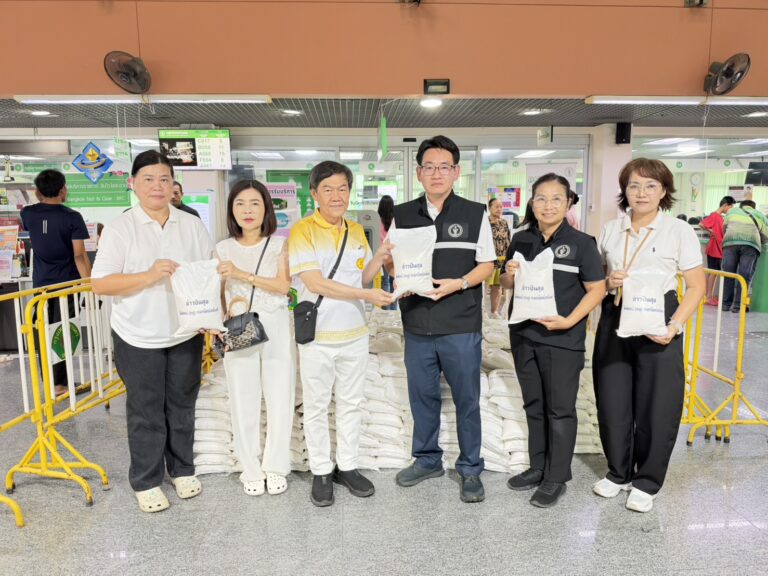บริษัท ไทยพิพัฒน์ อิมปอร์ต จำกัด นำข้าวสาร และน้ำดื่ม มอบให้สำนักงานเขตสายไหม เพื่อช่วยเหลือผู้ประสบอุทกภัย