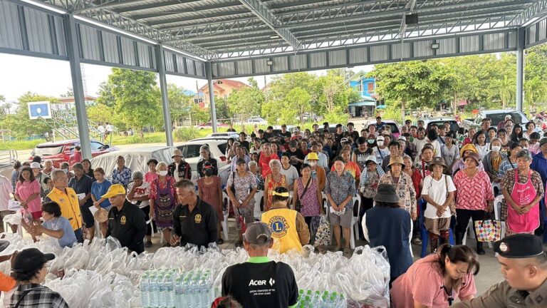 สโมสรไลออนส์ ภาค 310 A 2 ประสาน พล.ต.ต.สุธี พรมมาลี ผบก.น.3 เข้ามอบถุงยังชีพช่วยเหลือผู้ประสบอุทกภัยชุมชนเคหะหนองจอก พื้นที่ สน.ลำหิน
