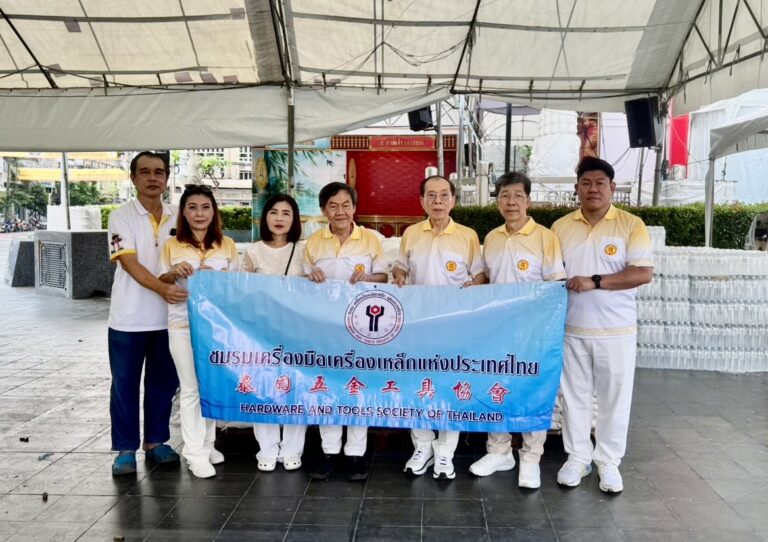 คุณพิพัฒน์ กนกนิตย์อนันต์ ประธานชมรมเครื่องมือเครื่องเหล็กแห่งประเทศไทย นำสมาชิกมอบข้าวและน้ำดื่ม สนับสนุนประเพณีงานเจเยาวราช ปี 2569