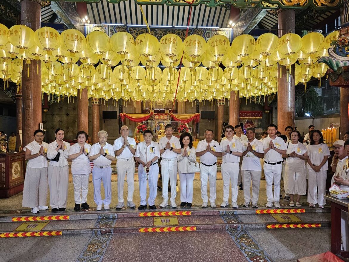 มูลนิธิป่อเต็กตึ๊ง รวมพลังผู้มีจิตศรัทธา จัดพิธีเวียนธูปศักดิ์สิทธิ์ เนื่องในเทศกาลกินเจ ประจำปี 2569 ตั้งจิตอธิษฐานขอพรจากเทพเจ้าเพื่อความเป็นสิริมงคลแก่ตนเองและครอบครัว รวมทั้งขอพรให้แผ่นดินไทยผ่านพ้นโพยภัยพิบัติ ณ ศาลเจ้าไต้ฮงกง มูลนิธิป่อเต็กตึ๊ง พลับพลาไชย